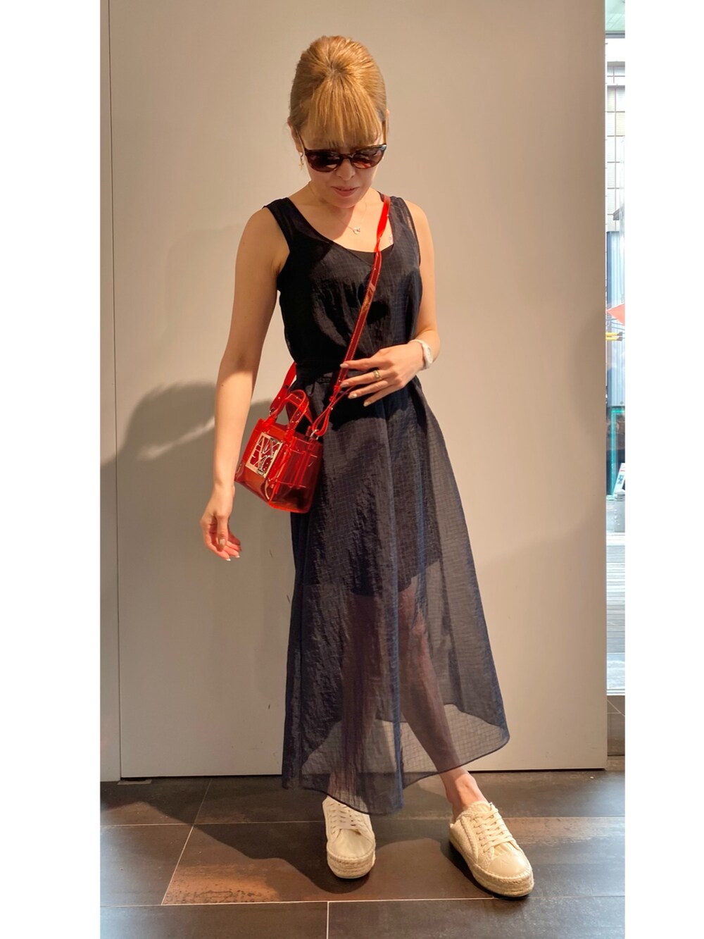 「オトナ女子、夏、シンプルコーデ、カジュアルコーデ、キレイめ、モノトーン、ロングスカート、ワンピース、AXchanger、ootd、AXchange、アルマーニエクスチェンジ、休日スタイル、サンダル、ママコーデ」｜「ARMANI EXCHANGEの【A|X アルマーニ エクスチェンジ】オーガンジーシースルーベルテッドワンピース（ワンピース、ブルー系）」を使った、peachさん（レディース・157cm）の春コーディネートの3枚目の写真