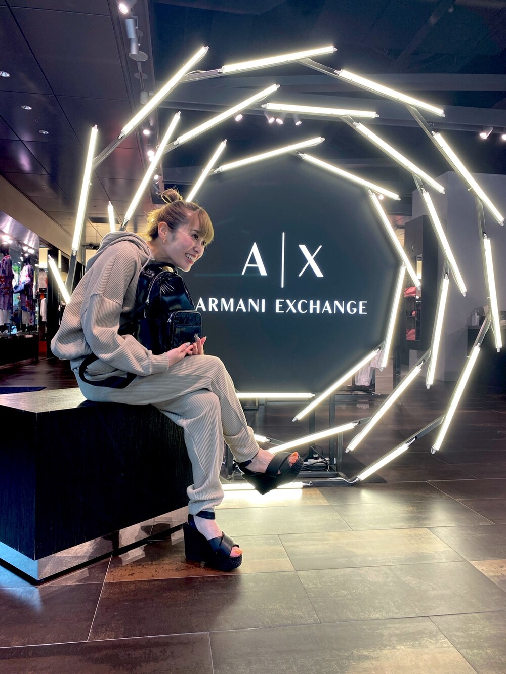 「AXchanger、AXchange、ミニバッグ、アルマーニエクスチェンジ、大人カジュアル、シンプル、セットアップ、休日スタイル、おしゃれさんと繋がりたい、低身長女子、大人コーデ、モノトーンコーデ、ラクチンコーデ、海外セレブ風、ベージュ」｜「ARMANI EXCHANGEの【A|X アルマーニ エクスチェンジ】ロープソールウエッジサンダル（サンダル、ブラック系）」を使った、peachさん（レディース・157cm）の夏コーディネートの2枚目の写真