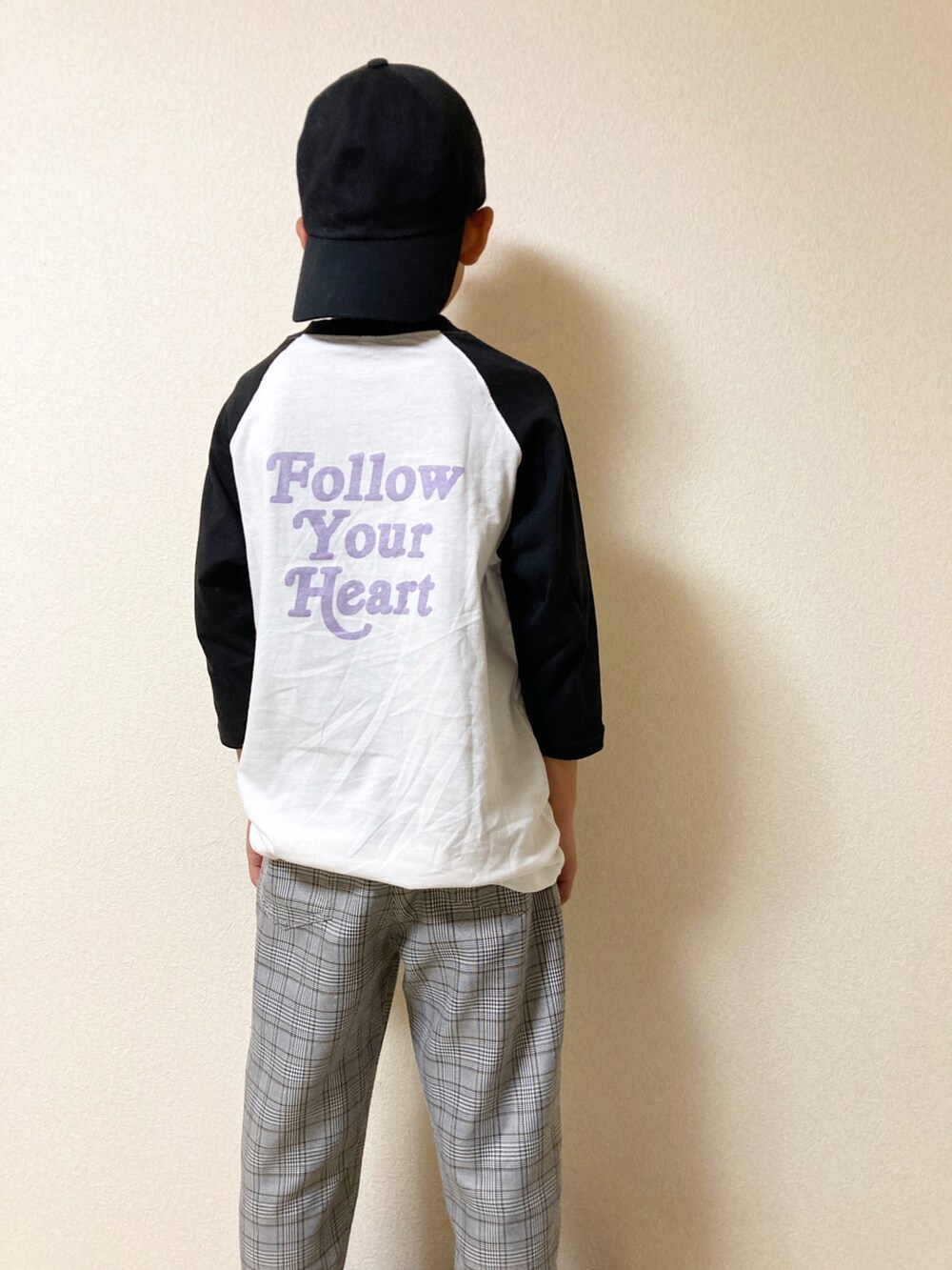 「ビールーム、男の子コーデ、チェックパンツ、ラグランTシャツ、キッズコーデ、バックロゴ、シェフパンツ、キャップ、夏コーデ、春コーデ、あーくんコーデ、ZOZOKIDSDAY」｜「b・ROOMのビッグシルエット7分袖ラグランTシャツ【PTPR】（Tシャツ/カットソー、ブラック系）」を使った、akunichanutanさん（キッズ・133cm）の春コーディネートの2枚目の写真