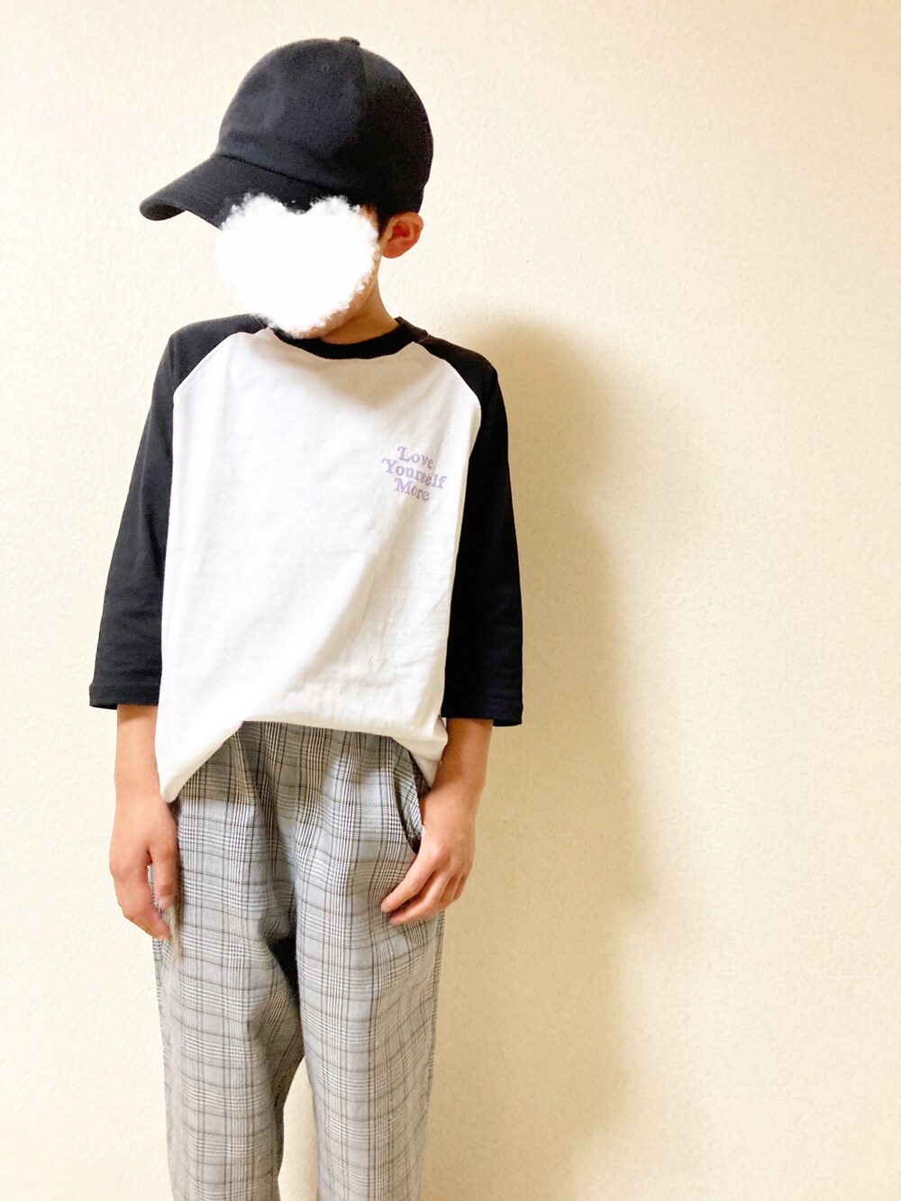 「ビールーム、男の子コーデ、チェックパンツ、ラグランTシャツ、キッズコーデ、バックロゴ、シェフパンツ、キャップ、夏コーデ、春コーデ、あーくんコーデ、ZOZOKIDSDAY」｜「b・ROOMのビッグシルエット7分袖ラグランTシャツ【PTPR】（Tシャツ/カットソー、ブラック系）」を使った、akunichanutanさん（キッズ・133cm）の春コーディネートの3枚目の写真