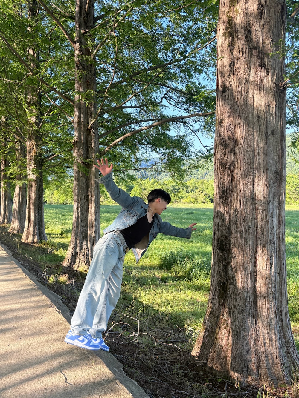 ブルー系のデニムパンツ、ブルー系のスニーカー、ブルー系のデニムジャケットを着用したメンズの夏コーディネートの2枚目の写真