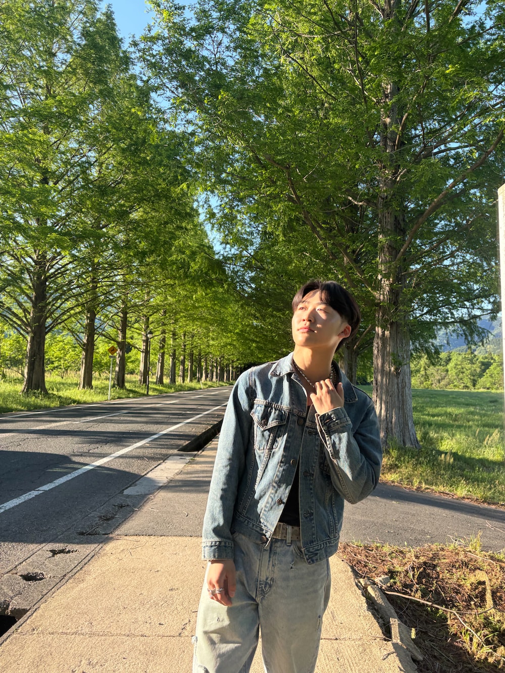 ブルー系のデニムパンツ、ブルー系のスニーカー、ブルー系のデニムジャケットを着用したメンズの夏コーディネートの3枚目の写真