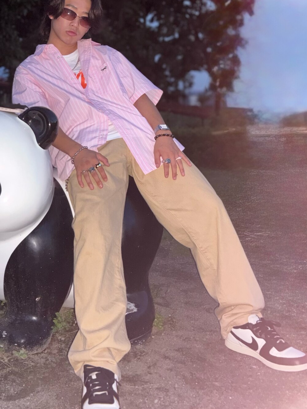 ベージュ系のデニムパンツ、ブラック系のスニーカー、ホワイト系のTシャツ/カットソーを着用したメンズの秋コーディネートの2枚目の写真