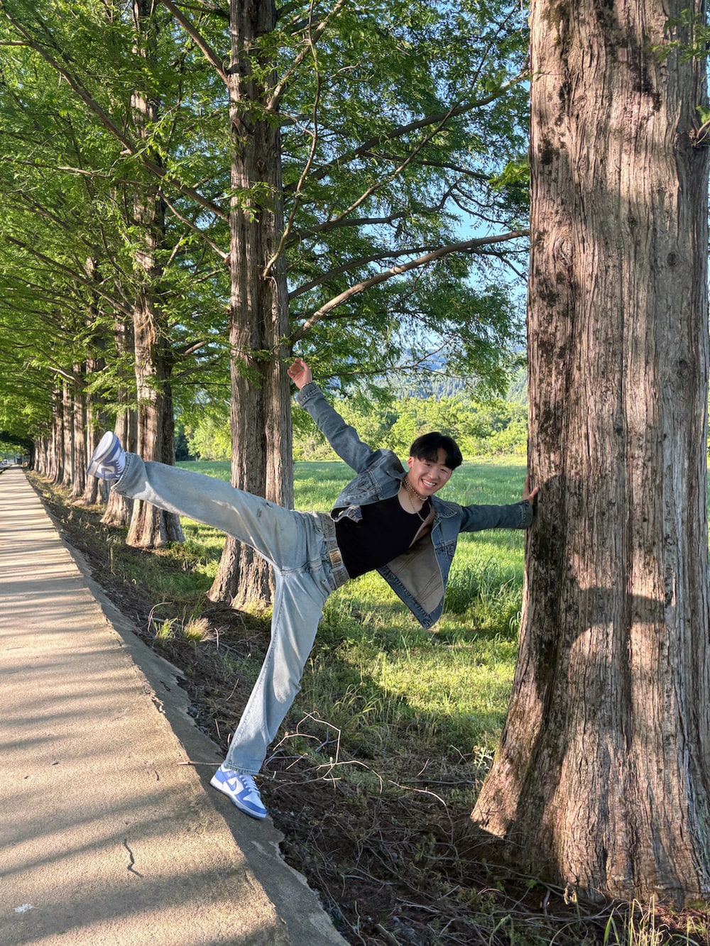 ブルー系のデニムパンツ、ブルー系のスニーカー、ブルー系のデニムジャケットを着用したメンズの夏コーディネートの4枚目の写真