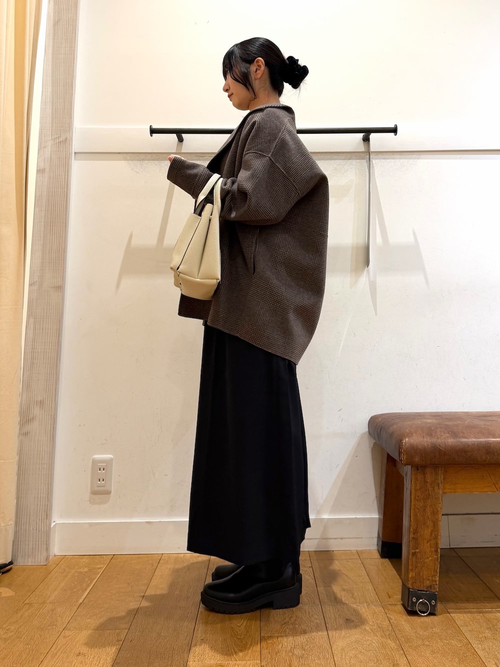 その他のその他アウター、ブルー系のスカート、ブラック系のブーツを着用したレディースの秋コーディネートの2枚目の写真