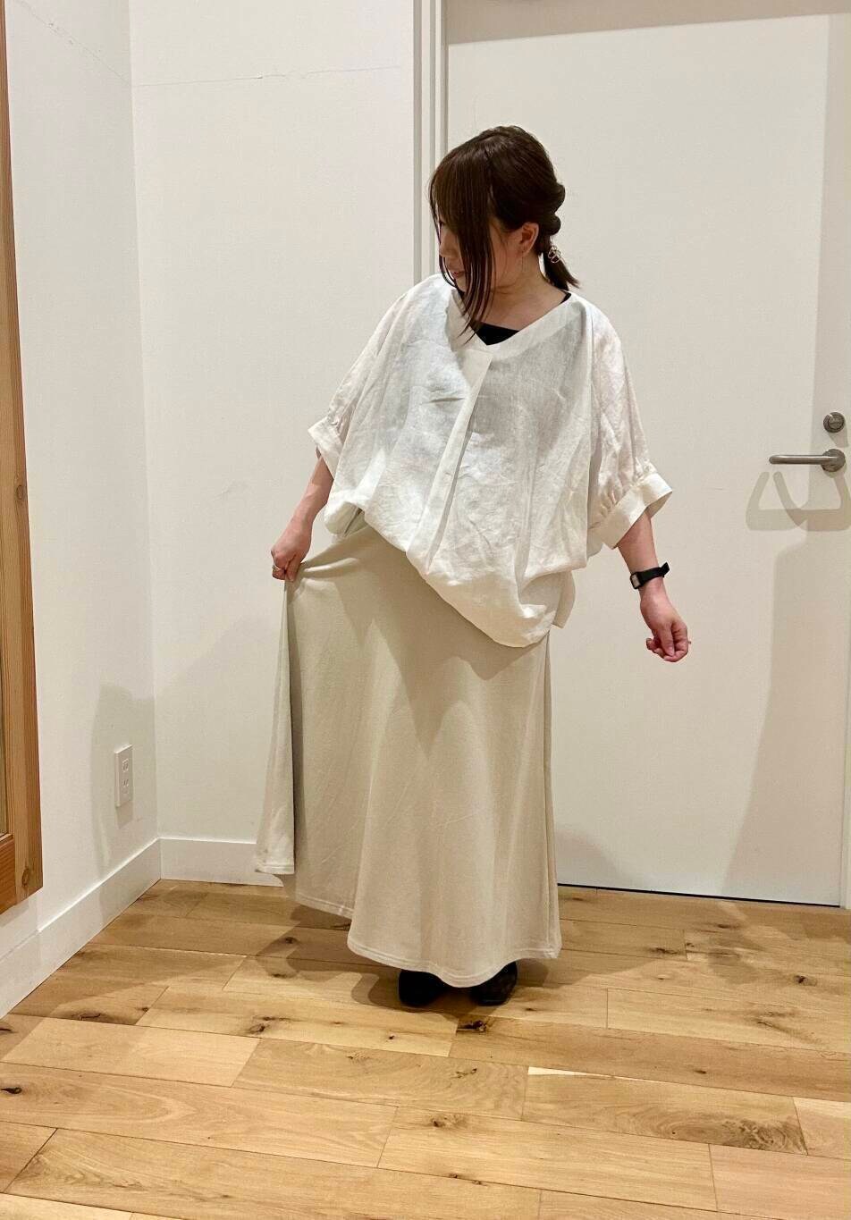 ブラック系のトートバッグ、ブラック系のタンクトップ、ブラック系のバレエシューズを着用したレディースの春コーディネートの3枚目の写真