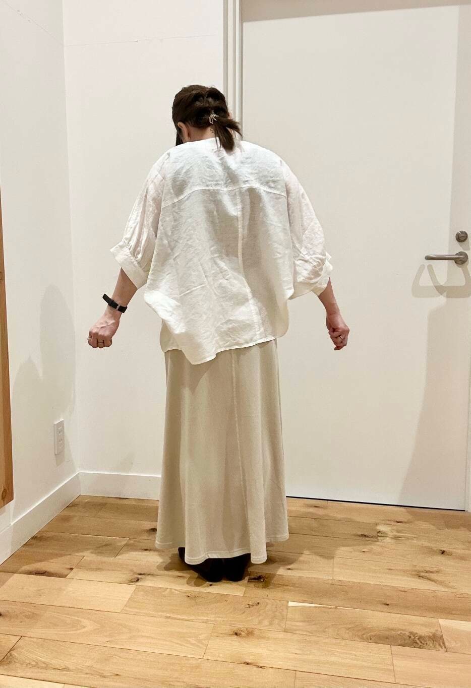 ブラック系のトートバッグ、ブラック系のタンクトップ、ブラック系のバレエシューズを着用したレディースの春コーディネートの5枚目の写真