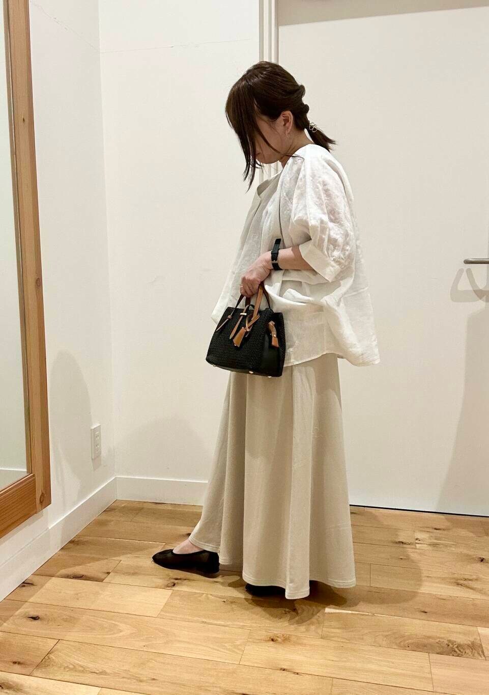 ブラック系のトートバッグ、ブラック系のタンクトップ、ブラック系のバレエシューズを着用したレディースの春コーディネートの2枚目の写真