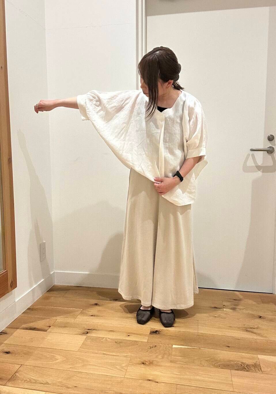 ブラック系のトートバッグ、ブラック系のタンクトップ、ブラック系のバレエシューズを着用したレディースの春コーディネートの4枚目の写真