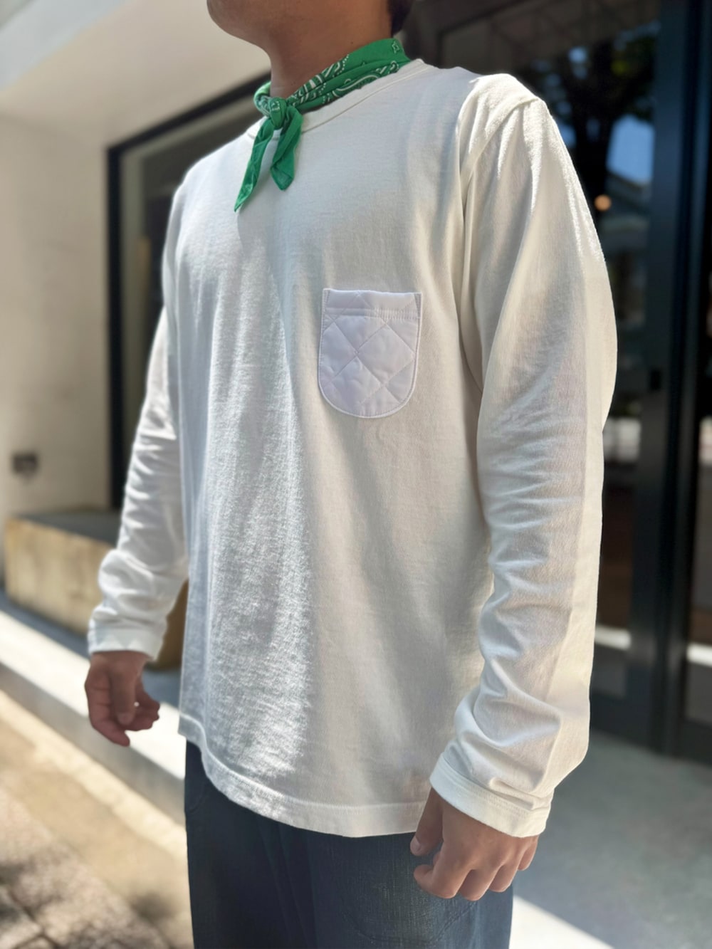 「LAVENHAM、イギリス、ラベンハム、ロンT、ロングスリーブTシャツ、白Tシャツ、白、Jackman、ジャックマン、メンズコーデ、シンプルスタイル、大人コーデ、シンプルコーデ、きれいめカジュアル、キレイめカジュアル」｜「LAVENHAMの【 日本製・USコットン長袖Tシャツ 】Jackman X Lavenham Lightweight Quilt Pocket L/S Tee Mens / ジャックマン X ラベンハム ライトウェイト キルト ポケット ロングスリーブ ティー メンズ（Tシャツ/カットソー、ホワイト系）」を使った、Lavenham 横浜さん（メンズ・170cm）の夏コーディネートの2枚目の写真