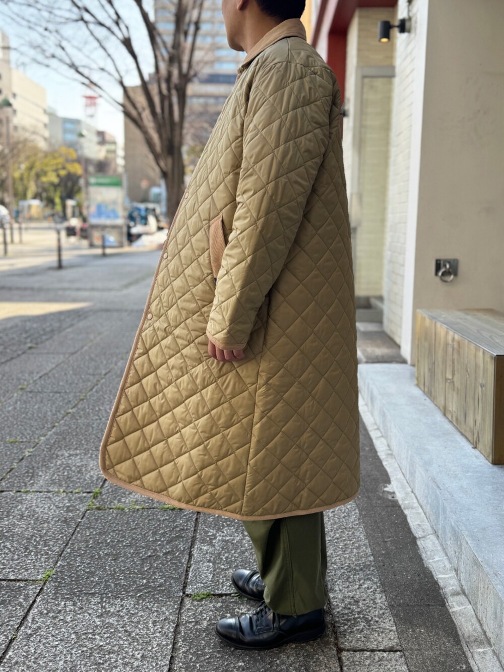 「LAVENHAM、イギリス、キルティングベスト、キルティングコート、キルティングジャケット、ラベンハム、Lavenham、キレイめカジュアル、大人コーデ、メンズコーデ、カジュアルスタイル、カーゴパンツ、ステンカラーコート」｜「LAVENHAMのChantry Mens / チャントリー メンズ（ステンカラーコート、ベージュ系）」を使った、Lavenham 横浜さん（メンズ・170cm）の春コーディネートの2枚目の写真