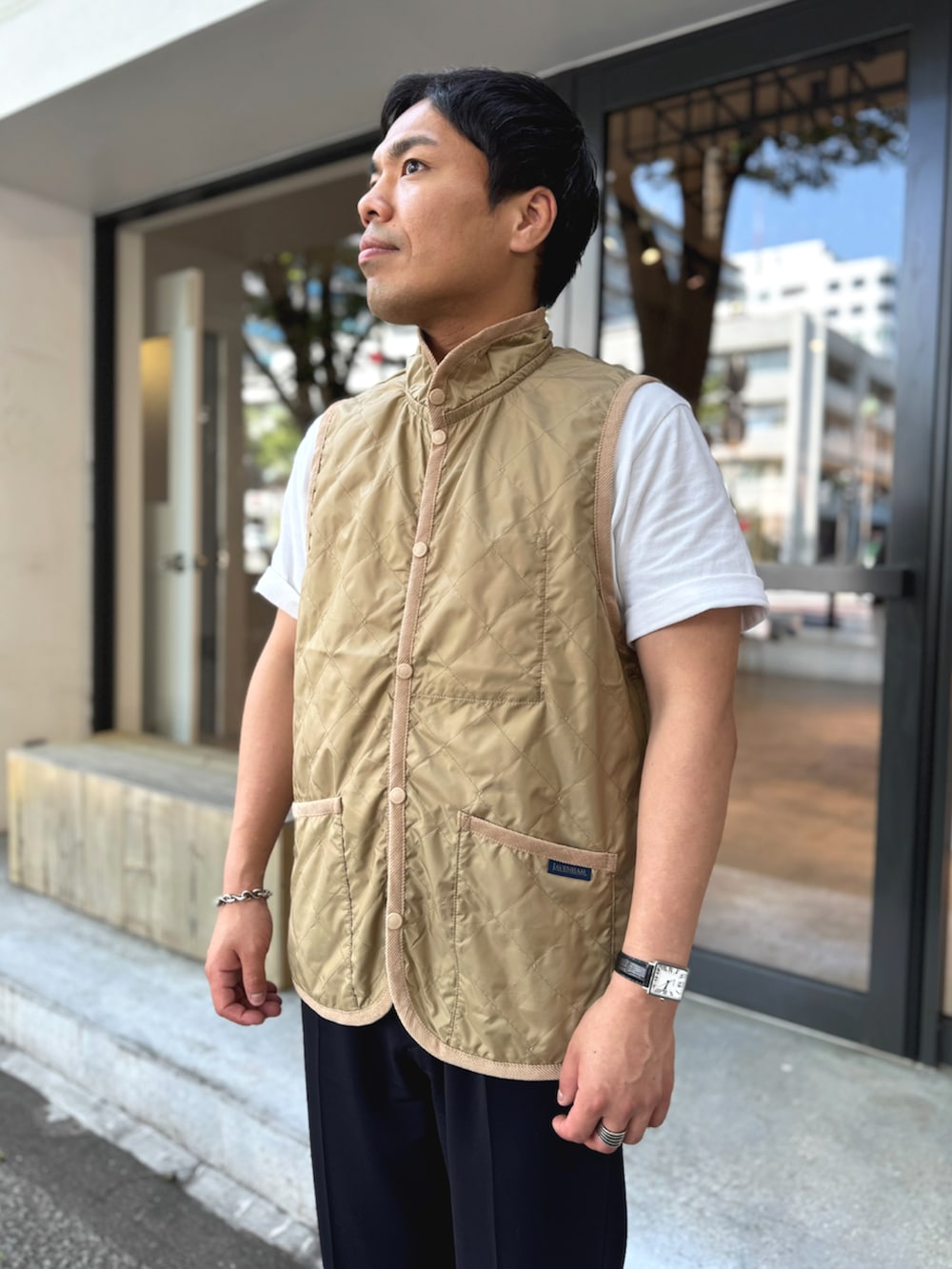 「白Tシャツ、Tシャツ、ベスト、LAVENHAM、イギリス、キルティングベスト、ラベンハム、春夏コーデ、メンズコーデ、オトナカジュアル、キレイめカジュアル、レイヤードスタイル、初夏コーデ、Jackman、ジャックマン」｜「LAVENHAMの【 日本製・USコットン半袖Tシャツ 】Jackman X Lavenham Lightweight Quilt Pocket Tee / ジャックマン X ラベンハム ライトウェイト キルト ポケット ティー（Tシャツ/カットソー、ホワイト系）」を使った、Lavenham 横浜さん（メンズ・170cm）の春コーディネートの2枚目の写真