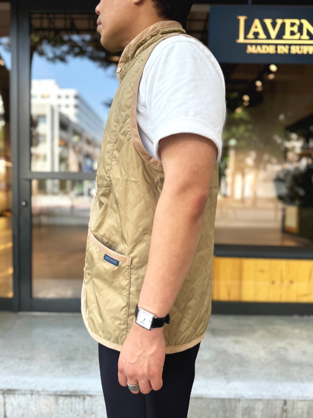 「白Tシャツ、Tシャツ、ベスト、LAVENHAM、イギリス、キルティングベスト、ラベンハム、春夏コーデ、メンズコーデ、オトナカジュアル、キレイめカジュアル、レイヤードスタイル、初夏コーデ、Jackman、ジャックマン」｜「LAVENHAMの【 日本製・USコットン半袖Tシャツ 】Jackman X Lavenham Lightweight Quilt Pocket Tee / ジャックマン X ラベンハム ライトウェイト キルト ポケット ティー（Tシャツ/カットソー、ホワイト系）」を使った、Lavenham 横浜さん（メンズ・170cm）の春コーディネートの3枚目の写真