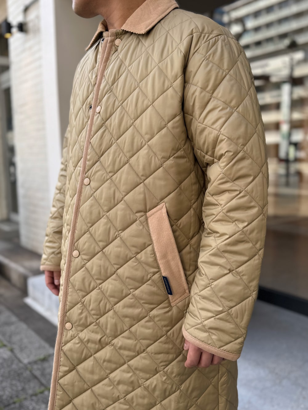 「LAVENHAM、イギリス、キルティングベスト、キルティングコート、キルティングジャケット、ラベンハム、Lavenham、キレイめカジュアル、大人コーデ、メンズコーデ、カジュアルスタイル、カーゴパンツ、ステンカラーコート」｜「LAVENHAMのChantry Mens / チャントリー メンズ（ステンカラーコート、ベージュ系）」を使った、Lavenham 横浜さん（メンズ・170cm）の春コーディネートの3枚目の写真