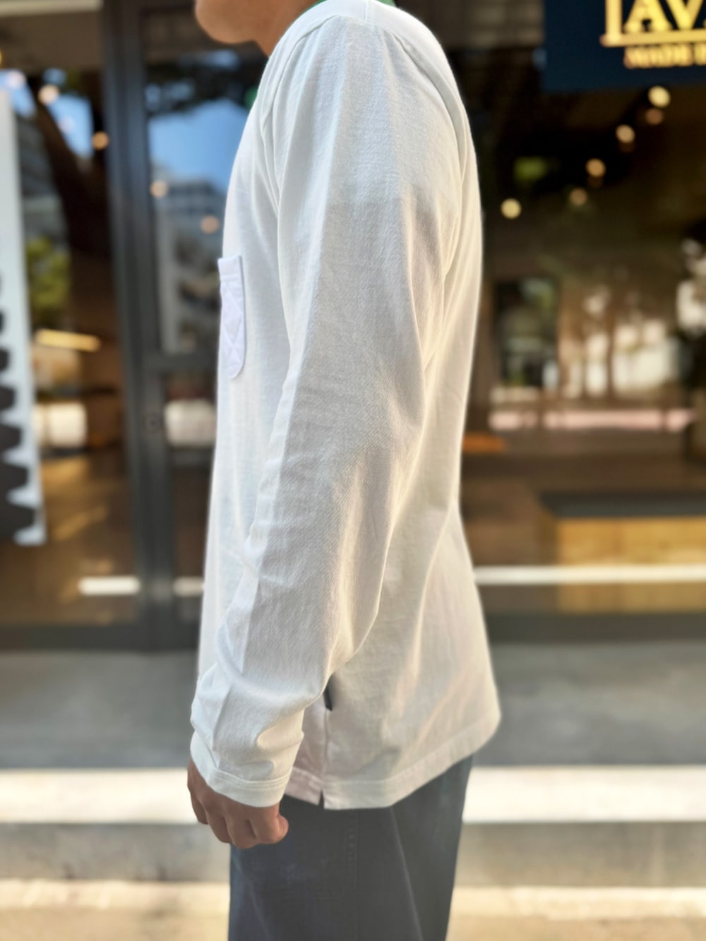 「LAVENHAM、イギリス、ラベンハム、ロンT、ロングスリーブTシャツ、白Tシャツ、白、Jackman、ジャックマン、メンズコーデ、シンプルスタイル、大人コーデ、シンプルコーデ、きれいめカジュアル、キレイめカジュアル」｜「LAVENHAMの【 日本製・USコットン長袖Tシャツ 】Jackman X Lavenham Lightweight Quilt Pocket L/S Tee Mens / ジャックマン X ラベンハム ライトウェイト キルト ポケット ロングスリーブ ティー メンズ（Tシャツ/カットソー、ホワイト系）」を使った、Lavenham 横浜さん（メンズ・170cm）の夏コーディネートの4枚目の写真
