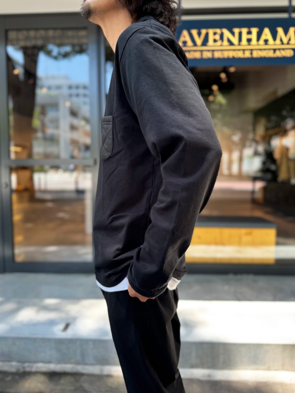 「LAVENHAM、イギリス、ラベンハム、Jackman、ジャックマン、ロンT、ロングスリーブTシャツ、長袖Tシャツ、秋冬、新作、シンプルコーデ、きれいめカジュアル、ブラックコーデ、大人カジュアル、メンズファッション」｜「LAVENHAMの【 日本製・USコットン長袖Tシャツ 】Jackman X Lavenham Lightweight Quilt Pocket L/S Tee Mens / ジャックマン X ラベンハム ライトウェイト キルト ポケット ロングスリーブ ティー メンズ（Tシャツ/カットソー、ブラック系）」を使った、Lavenham 横浜さん（メンズ・180cm）の夏コーディネートの3枚目の写真