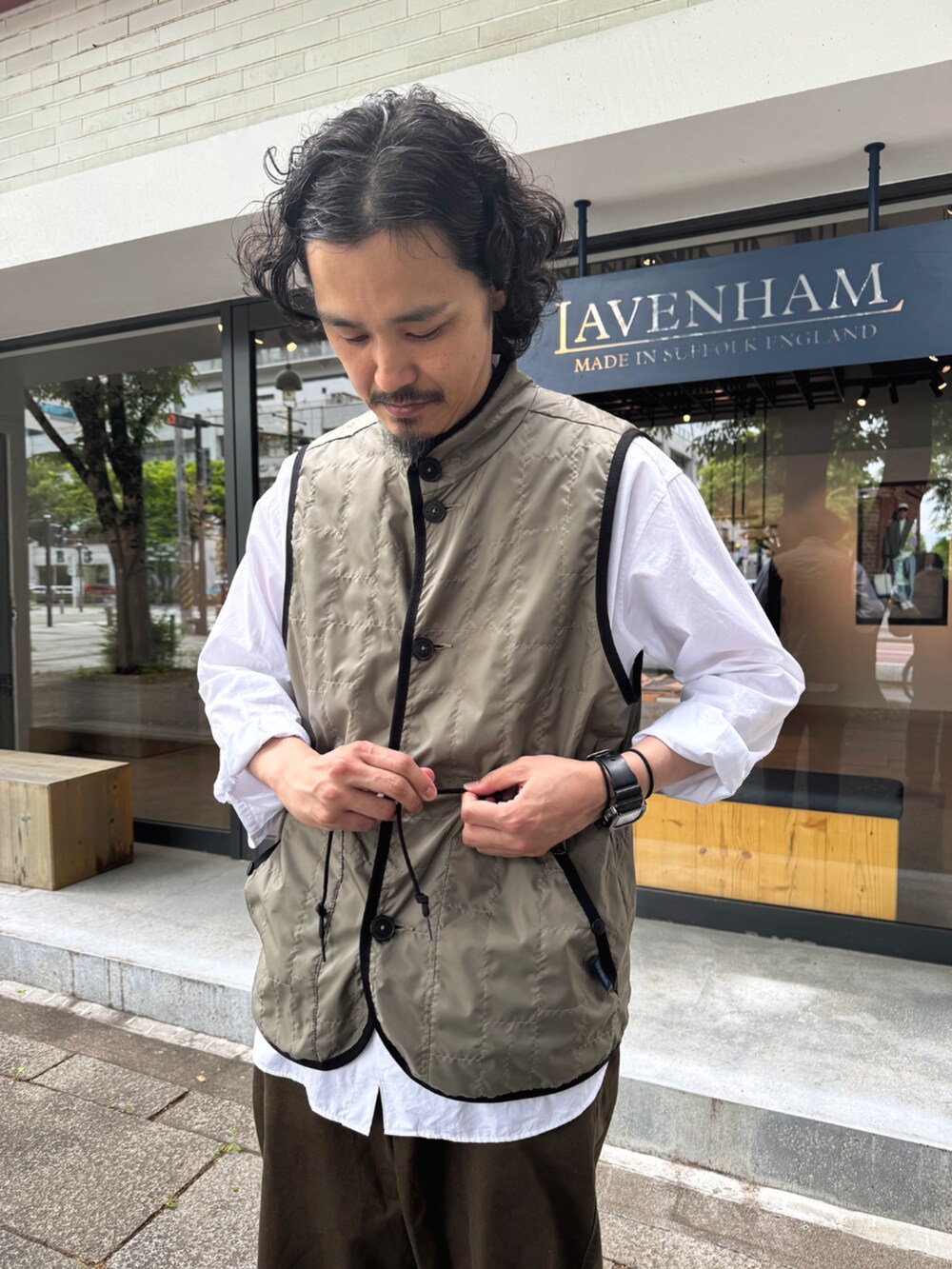 「レイヤードスタイル、春夏コーデ、きれいめカジュアル、LAVENHAM、イギリス、キルティングベスト、ラベンハム、オトナカジュアル、大人コーデ、夏コーデ、キレイめカジュアル、シャツスタイル、シンプルスタイル、ベスト、メンズファッション」｜「LAVENHAMのUnwadded Gathered Waist Mickfield Mens / アンワディッド ギャザード ウエスト ミックフィールド メンズ（ベスト、ベージュ系）」を使った、Lavenham 横浜さん（メンズ・180cm）の春コーディネートの4枚目の写真