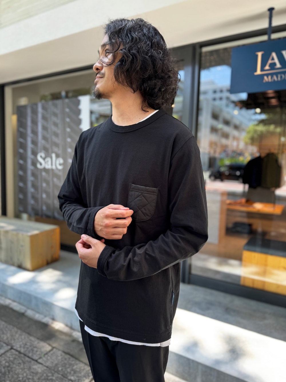 「LAVENHAM、イギリス、ラベンハム、Jackman、ジャックマン、ロンT、ロングスリーブTシャツ、長袖Tシャツ、秋冬、新作、シンプルコーデ、きれいめカジュアル、ブラックコーデ、大人カジュアル、メンズファッション」｜「LAVENHAMの【 日本製・USコットン長袖Tシャツ 】Jackman X Lavenham Lightweight Quilt Pocket L/S Tee Mens / ジャックマン X ラベンハム ライトウェイト キルト ポケット ロングスリーブ ティー メンズ（Tシャツ/カットソー、ブラック系）」を使った、Lavenham 横浜さん（メンズ・180cm）の夏コーディネートの2枚目の写真