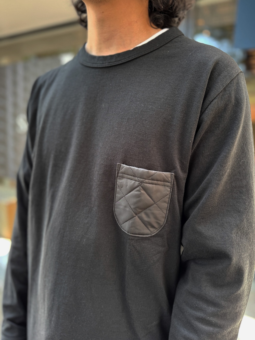 「LAVENHAM、イギリス、ラベンハム、Jackman、ジャックマン、ロンT、ロングスリーブTシャツ、長袖Tシャツ、秋冬、新作、シンプルコーデ、きれいめカジュアル、ブラックコーデ、大人カジュアル、メンズファッション」｜「LAVENHAMの【 日本製・USコットン長袖Tシャツ 】Jackman X Lavenham Lightweight Quilt Pocket L/S Tee Mens / ジャックマン X ラベンハム ライトウェイト キルト ポケット ロングスリーブ ティー メンズ（Tシャツ/カットソー、ブラック系）」を使った、Lavenham 横浜さん（メンズ・180cm）の夏コーディネートの4枚目の写真
