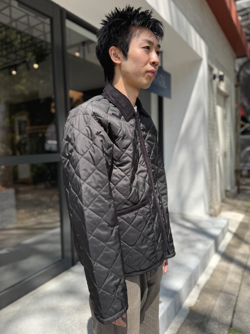 「大人カジュアル、LAVENHAM、イギリス、キルティングジャケット、ラベンハム、Lavenham、オトナカジュアル、メンズファッション、大人コーデ、春夏コーデ、休日スタイル、ブラック、春コーデ、春アウター、春」｜「LAVENHAMのLightweight Teynham Mens / ライトウェイト テイナム メンズ（その他アウター、ブラック系）」を使った、Lavenham 横浜さん（メンズ・167cm）の春コーディネートの2枚目の写真