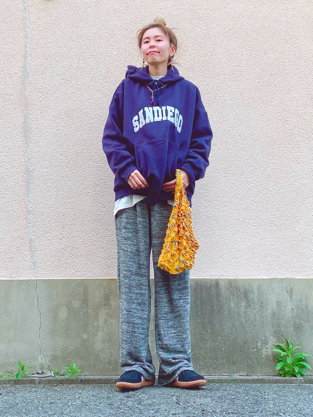 「マンダラクリスタルプラネット、パワーストーン、ハンドメイドアクセサリー、SHEIN、ロゴパーカー、スウェット、PUMA、パレルモ、スニーカー、ネイビー、グレー、春コーデ、シンプルコーデ、メンズライク、レイヤードスタイル」｜「マンダラクリスタルプラネットのアイテム（ネックレス、パープル系）」を使った、yuiteetoyolさん（骨格ナチュラル・レディース・160cm）の春コーディネートの3枚目の写真