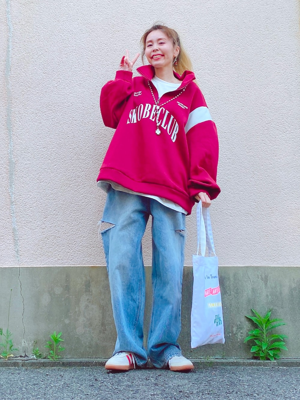 「マンダラクリスタルプラネット、パワーストーンブレスレット、パワーストーンピアス、ロザリオ、SHEIN、スウェットシャツ、Discoat、ロゴT、GRL、サイドカットデニム、adidas originals、サンバ、UNIQLO、トートバッグ、レイヤードスタイル」|「SHEINのスウェット(スウェット、レッド系)」を使った、yuiteetoyolさん(骨格ナチュラル・レディース・160cm)の春コーディネートの3枚目の写真