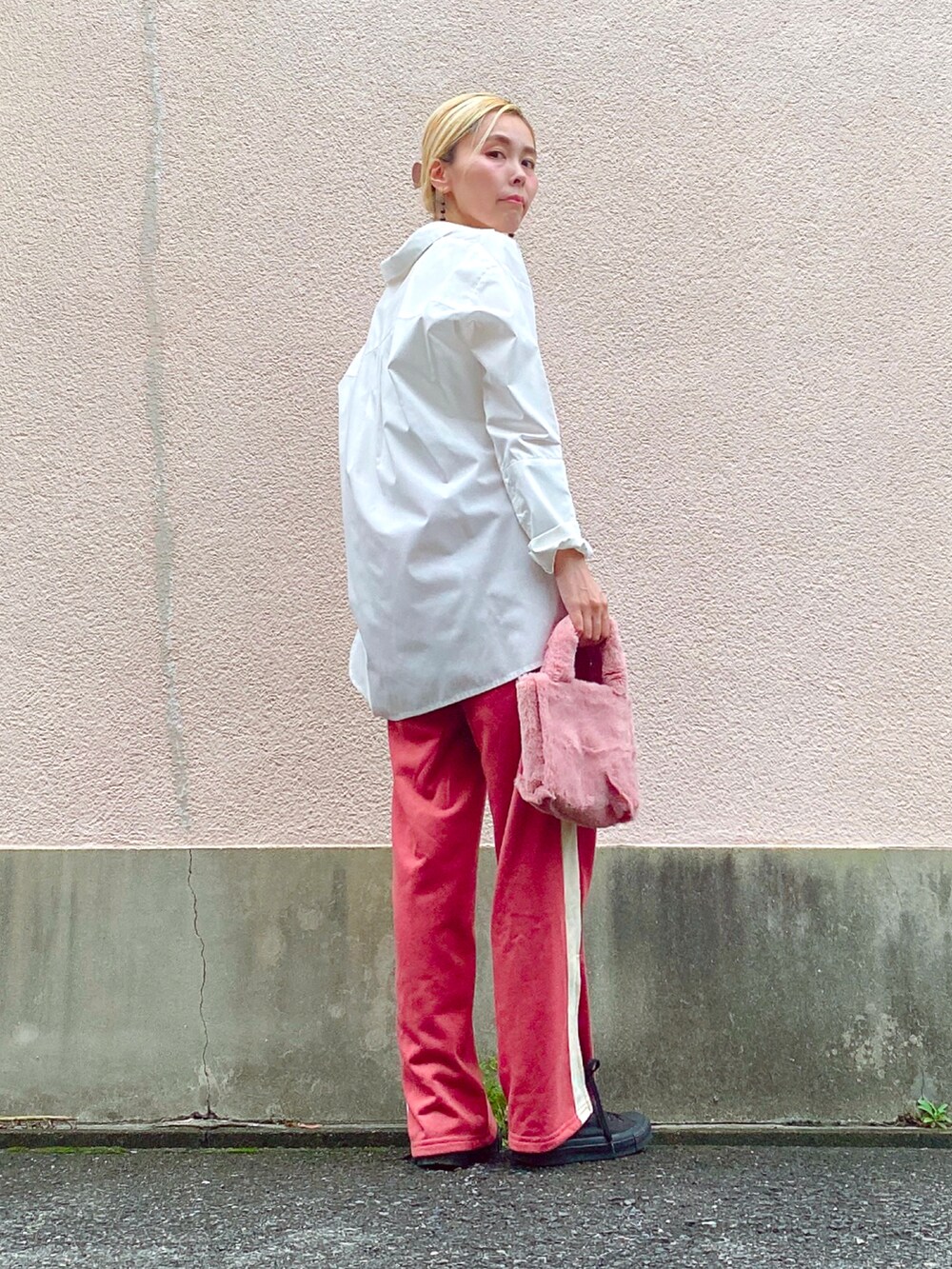 ホワイト系のシャツ/ブラウス、ピンク系のスウェットパンツ、ピンク系のトートバッグを着用したレディースの秋コーディネートの2枚目の写真