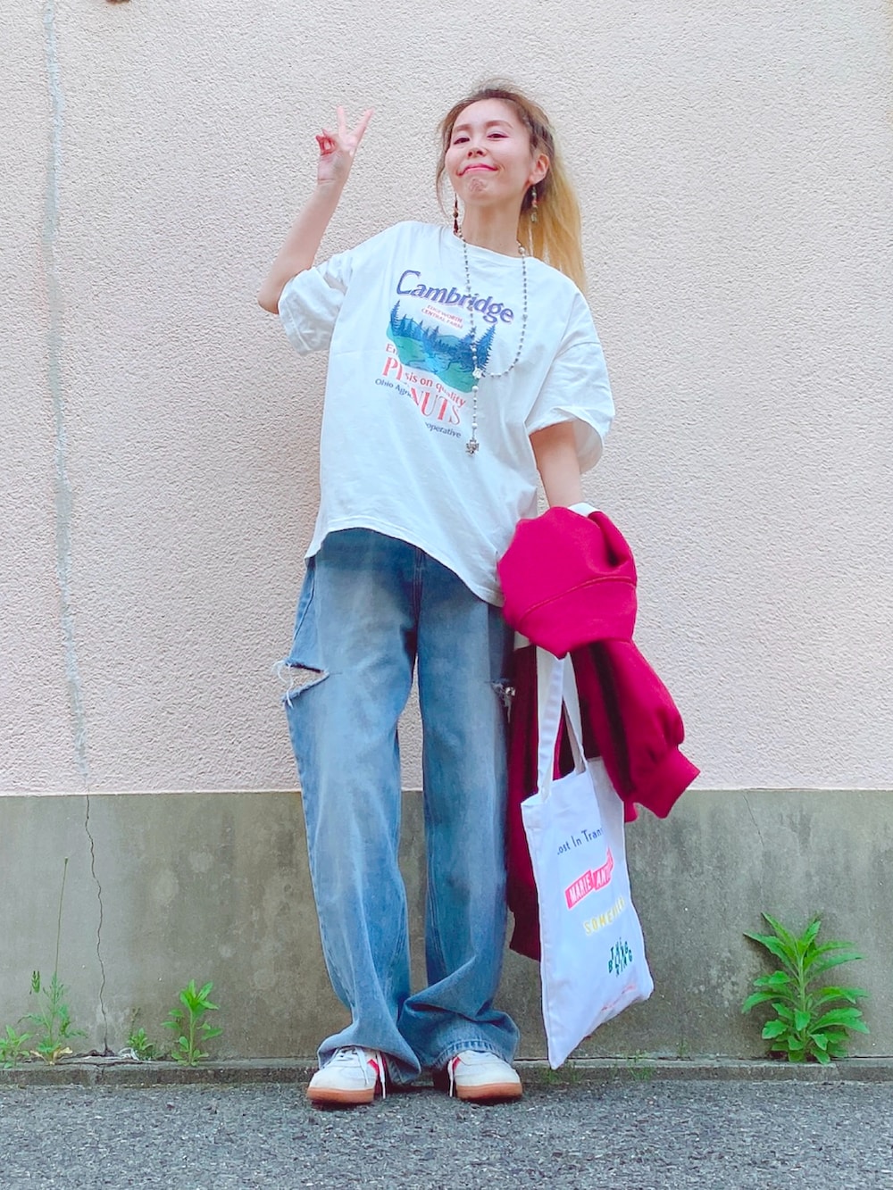 「マンダラクリスタルプラネット、パワーストーンブレスレット、パワーストーンピアス、ロザリオ、SHEIN、スウェットシャツ、Discoat、ロゴT、GRL、サイドカットデニム、adidas originals、サンバ、UNIQLO、トートバッグ、レイヤードスタイル」|「SHEINのスウェット(スウェット、レッド系)」を使った、yuiteetoyolさん(骨格ナチュラル・レディース・160cm)の春コーディネートの2枚目の写真