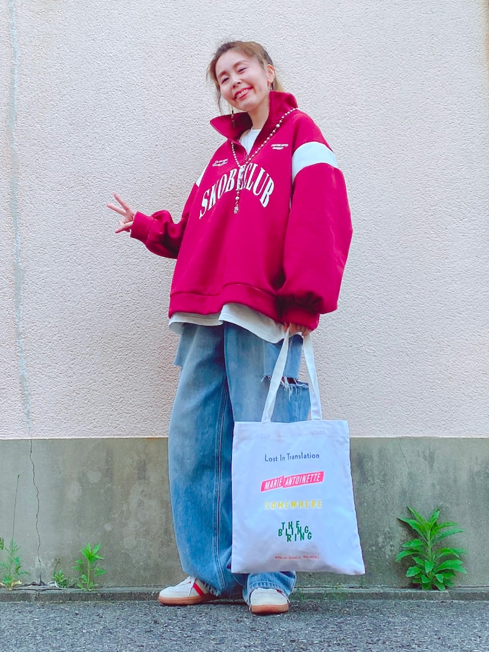 「マンダラクリスタルプラネット、パワーストーンブレスレット、パワーストーンピアス、ロザリオ、SHEIN、スウェットシャツ、Discoat、ロゴT、GRL、サイドカットデニム、adidas originals、サンバ、UNIQLO、トートバッグ、レイヤードスタイル」|「SHEINのスウェット(スウェット、レッド系)」を使った、yuiteetoyolさん(骨格ナチュラル・レディース・160cm)の春コーディネートの4枚目の写真