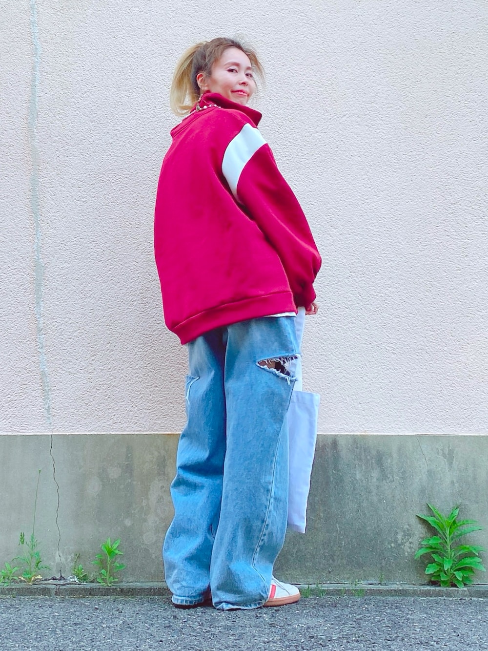 「マンダラクリスタルプラネット、パワーストーンブレスレット、パワーストーンピアス、ロザリオ、SHEIN、スウェットシャツ、Discoat、ロゴT、GRL、サイドカットデニム、adidas originals、サンバ、UNIQLO、トートバッグ、レイヤードスタイル」|「SHEINのスウェット(スウェット、レッド系)」を使った、yuiteetoyolさん(骨格ナチュラル・レディース・160cm)の春コーディネートの5枚目の写真