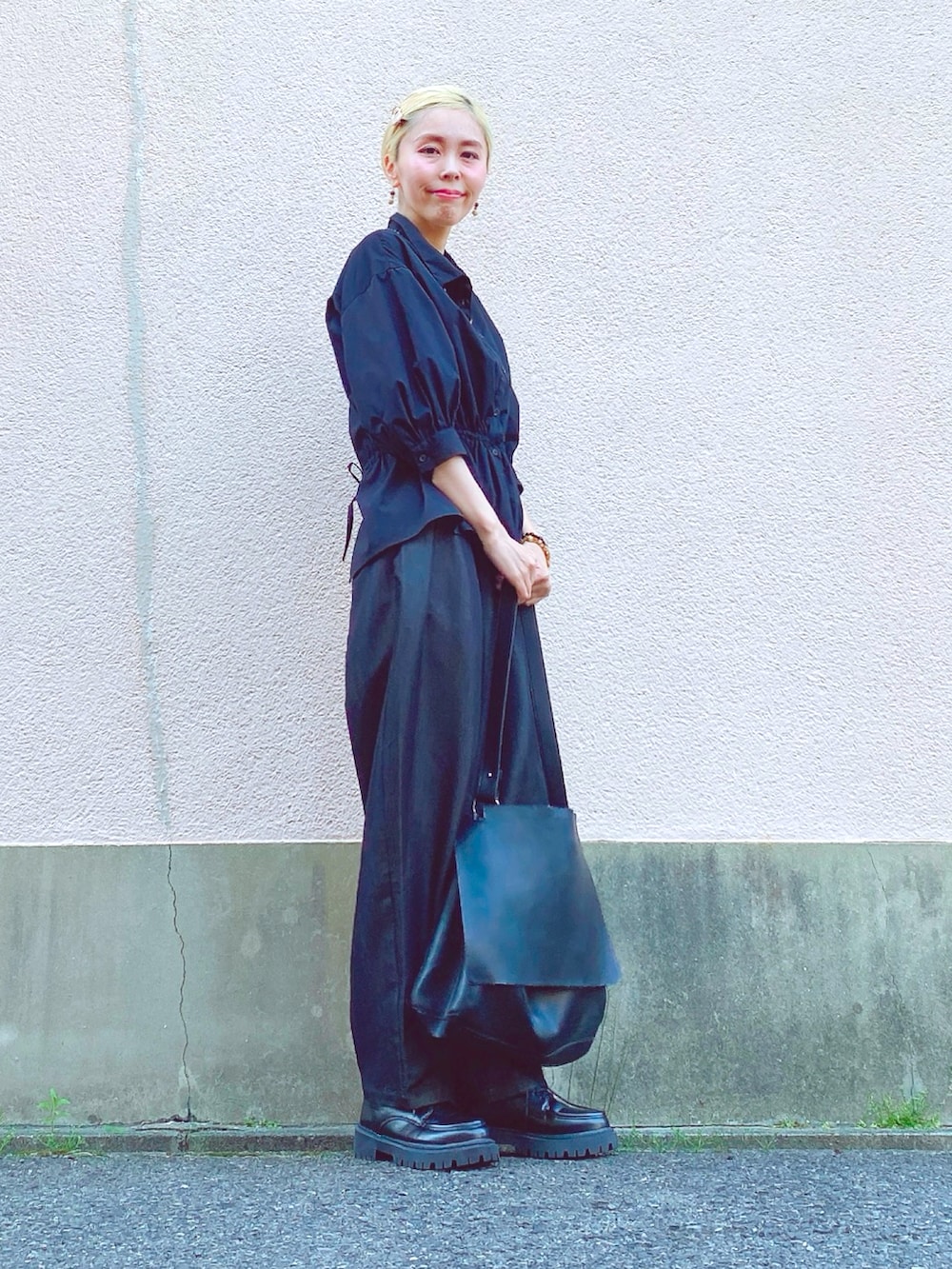 「マンダラクリスタルプラネット、ハンドメイド、アクセサリー、パワーストーン、KBF、黒シャツ、コクーンパンツ、ショルダーバッグ、ドレスシューズ、ブラックコーデ、モノトーンコーデ、シンプルスタイル、オトナ女子、メンズライク、初夏コーデ」｜「マンダラクリスタルプラネットのアイテム（ネックレス、ブラック系）」を使った、yuiteetoyolさん（骨格ナチュラル・レディース・160cm）の春コーディネートの5枚目の写真