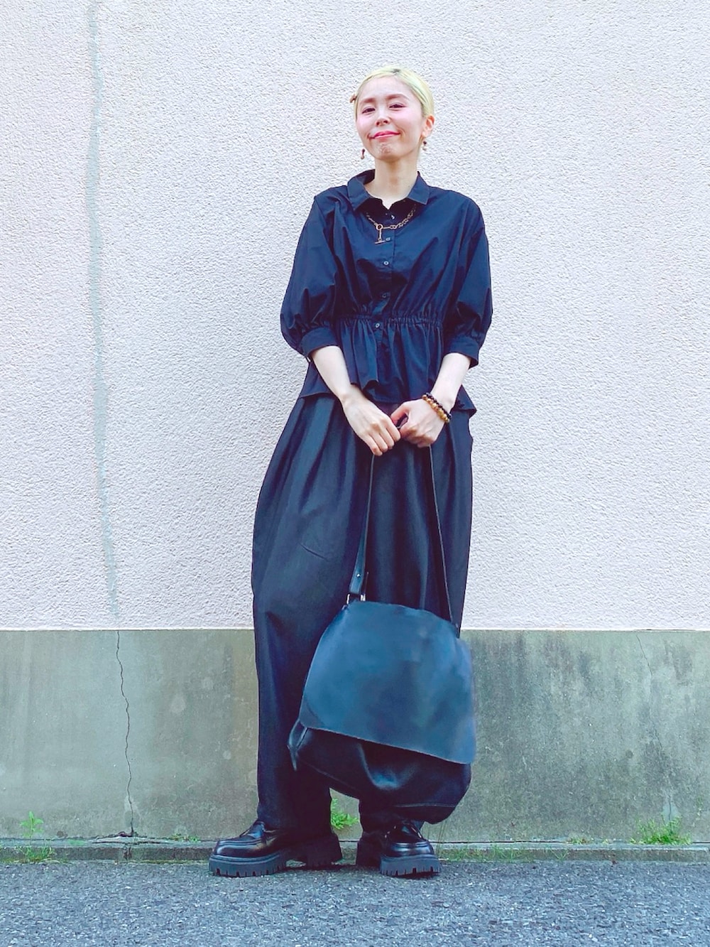 「マンダラクリスタルプラネット、ハンドメイド、アクセサリー、パワーストーン、KBF、黒シャツ、コクーンパンツ、ショルダーバッグ、ドレスシューズ、ブラックコーデ、モノトーンコーデ、シンプルスタイル、オトナ女子、メンズライク、初夏コーデ」｜「マンダラクリスタルプラネットのアイテム（ネックレス、ブラック系）」を使った、yuiteetoyolさん（骨格ナチュラル・レディース・160cm）の春コーディネートの2枚目の写真