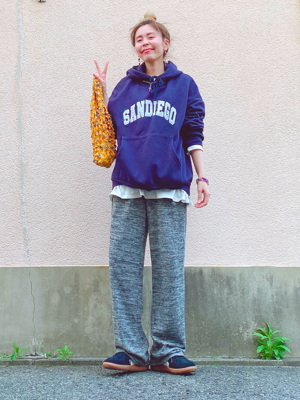 「マンダラクリスタルプラネット、パワーストーン、ハンドメイドアクセサリー、SHEIN、ロゴパーカー、スウェット、PUMA、パレルモ、スニーカー、ネイビー、グレー、春コーデ、シンプルコーデ、メンズライク、レイヤードスタイル」｜「マンダラクリスタルプラネットのアイテム（ネックレス、パープル系）」を使った、yuiteetoyolさん（骨格ナチュラル・レディース・160cm）の春コーディネートの2枚目の写真