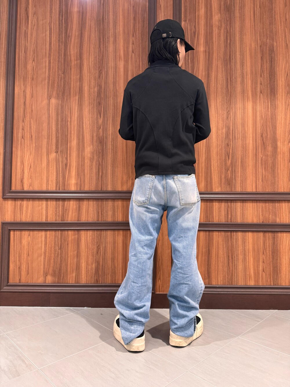 ブラック系のニット/セーターを着用したメンズの夏コーディネートの3枚目の写真