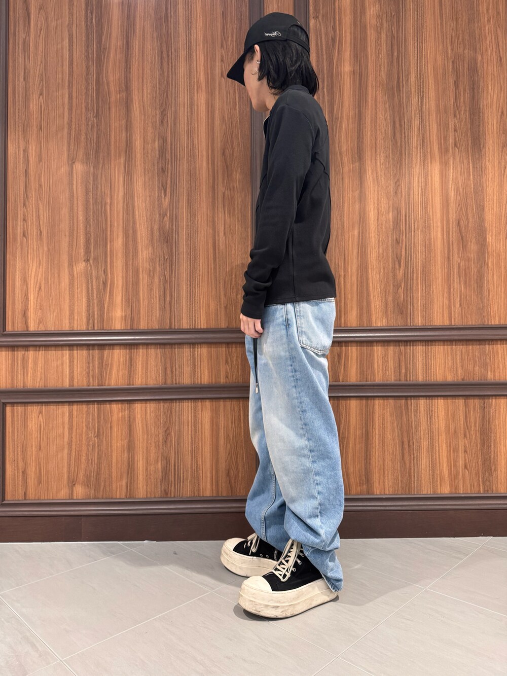 ブラック系のニット/セーターを着用したメンズの夏コーディネートの2枚目の写真