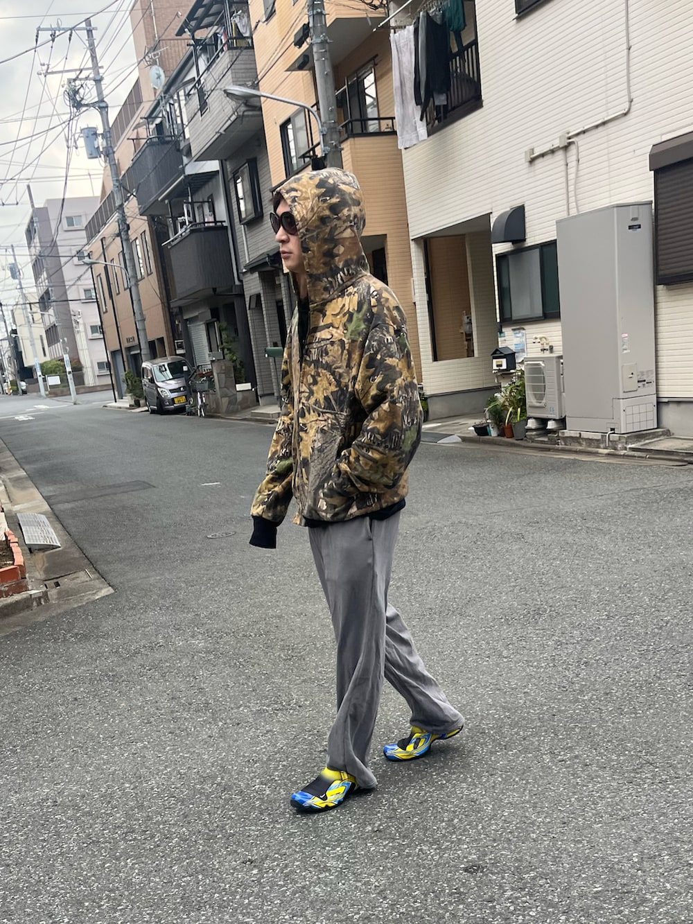 「フーディー、春めき満開コーデ、古着MIX、サングラス、スニーカー、NIKE、スウェットパンツ、スウェット、カモフラ」｜「古着のアイテム（パーカー、その他）」を使った、NO NAMEさん（メンズ・172cm）の春コーディネートの2枚目の写真