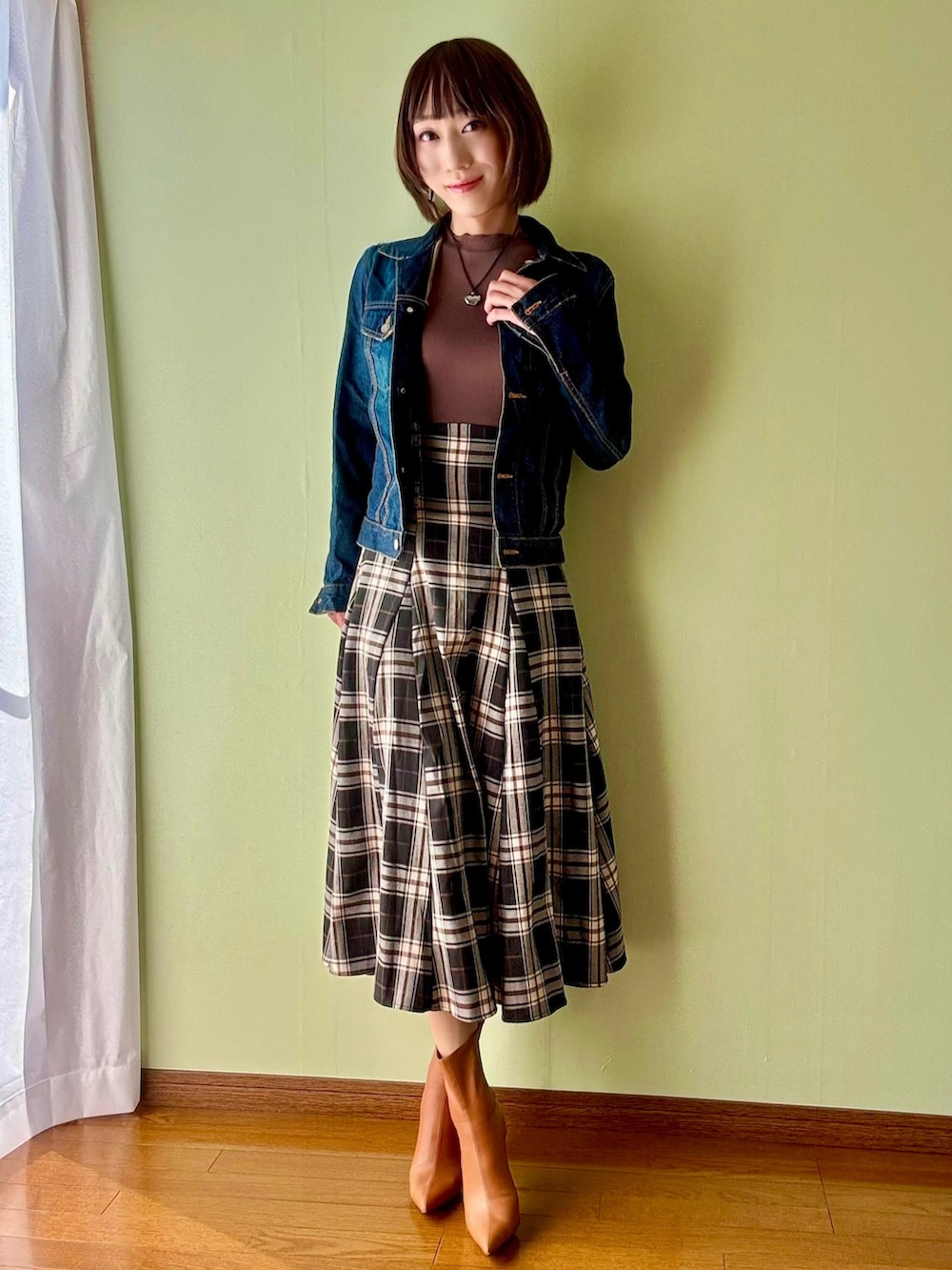 ブルー系のジャケット/アウター、ブラウン系のワンピースを着用したレディースの春コーディネートの2枚目の写真