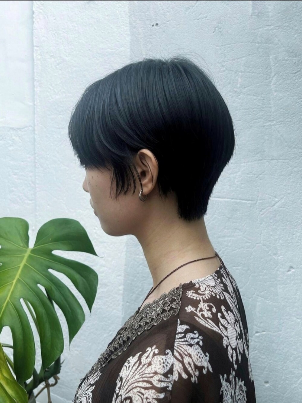 ブラック系のスカートを着用したレディースの冬コーディネートの2枚目の写真