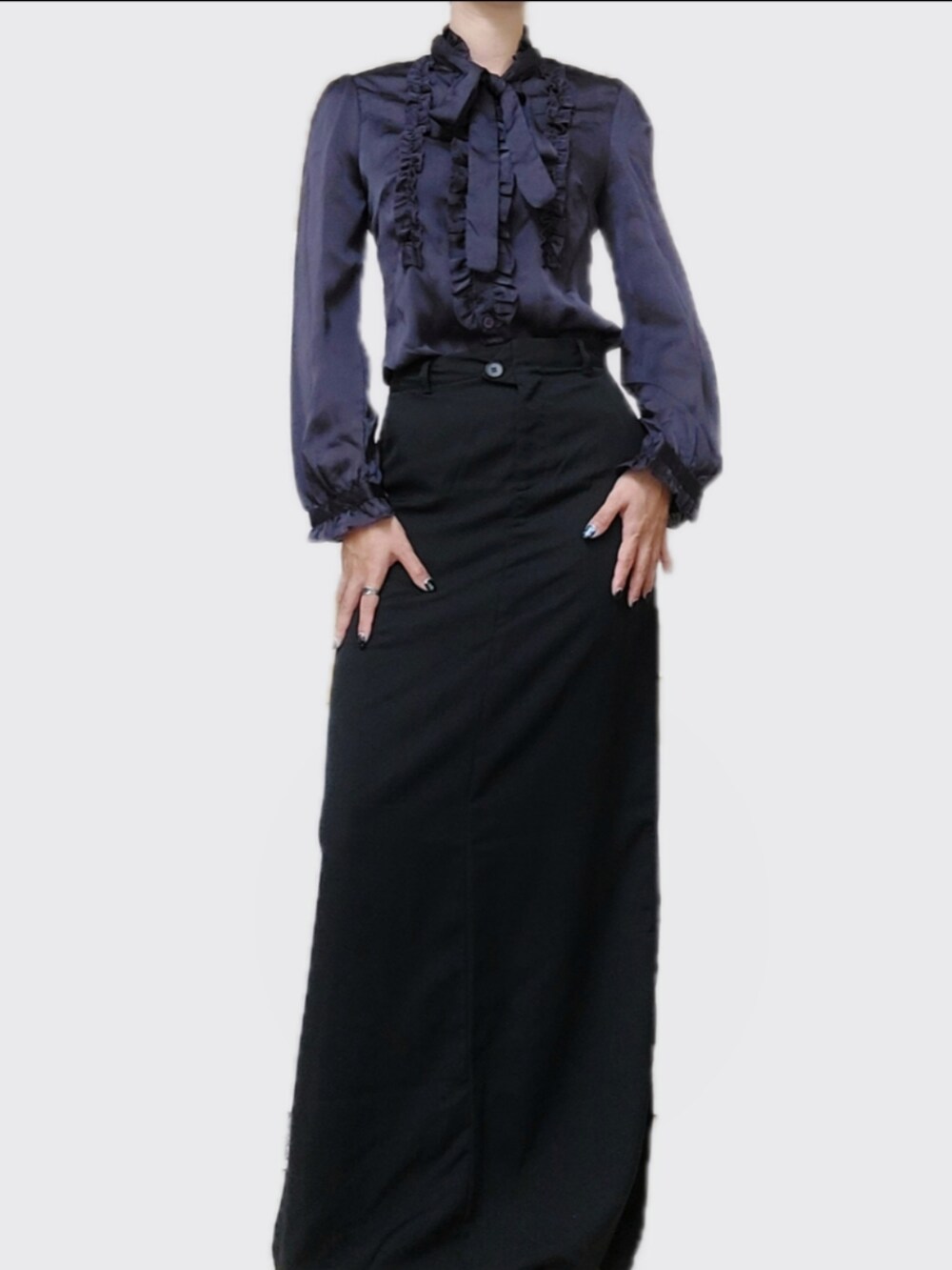 ブラック系のスカートを着用したレディースの冬コーディネートの2枚目の写真