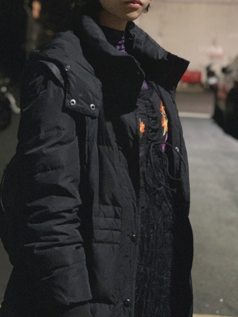 ブラック系のワンピースを着用したレディースの冬コーディネートの2枚目の写真