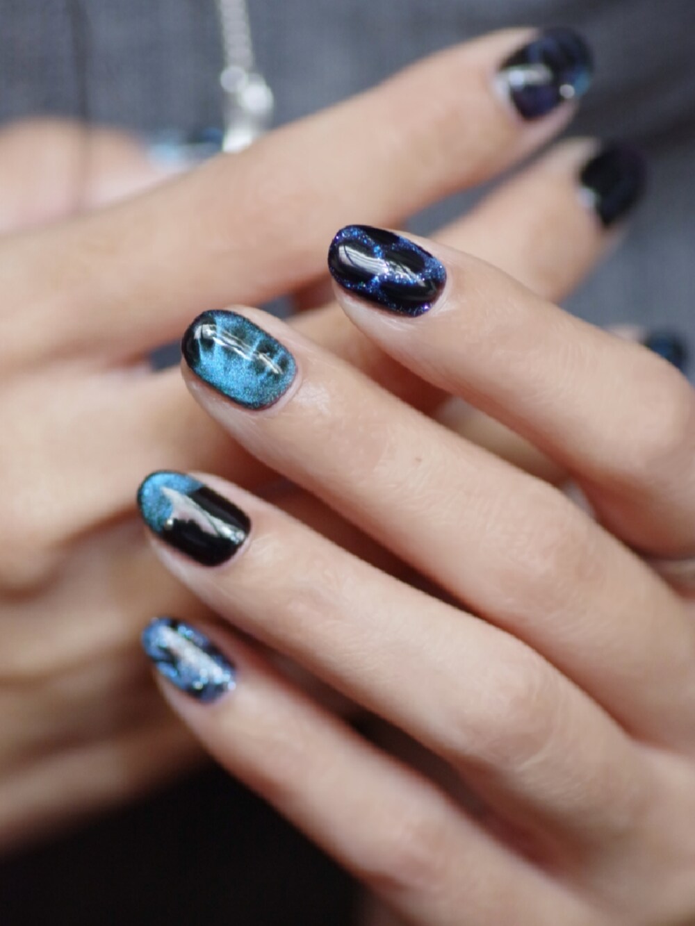 ブルー系のハンドケア/ハンドクリームを着用したレディースの冬コーディネートの3枚目の写真