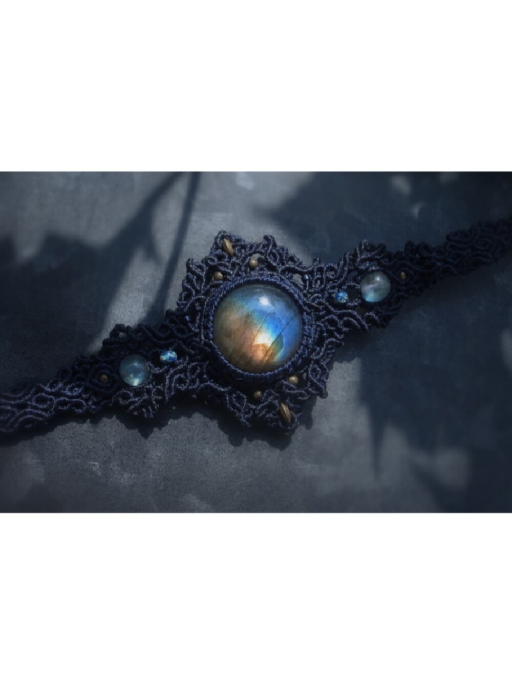 ブルー系のネックレスを着用したレディースの冬コーディネートの2枚目の写真