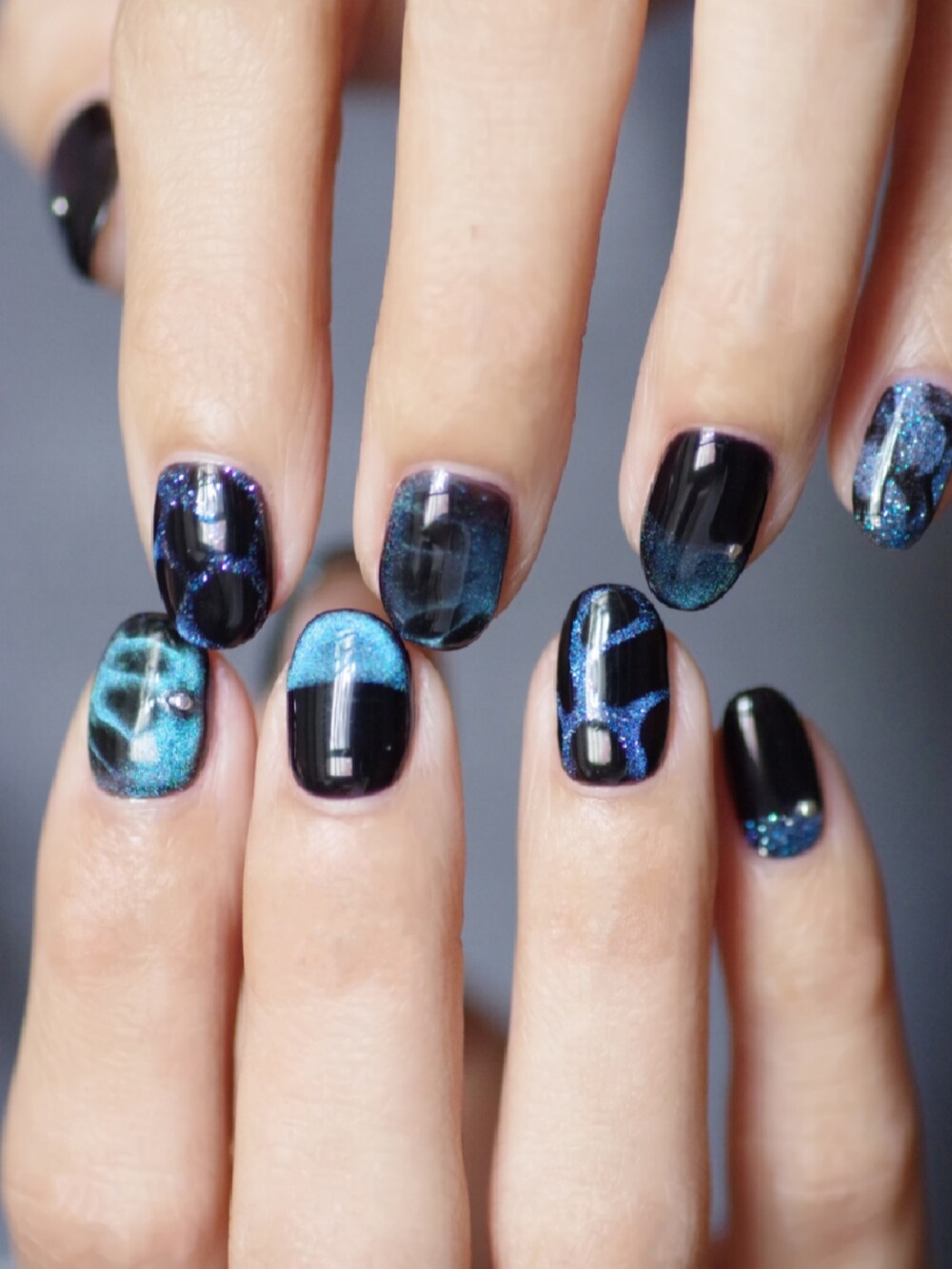 ブルー系のハンドケア/ハンドクリームを着用したレディースの冬コーディネートの2枚目の写真