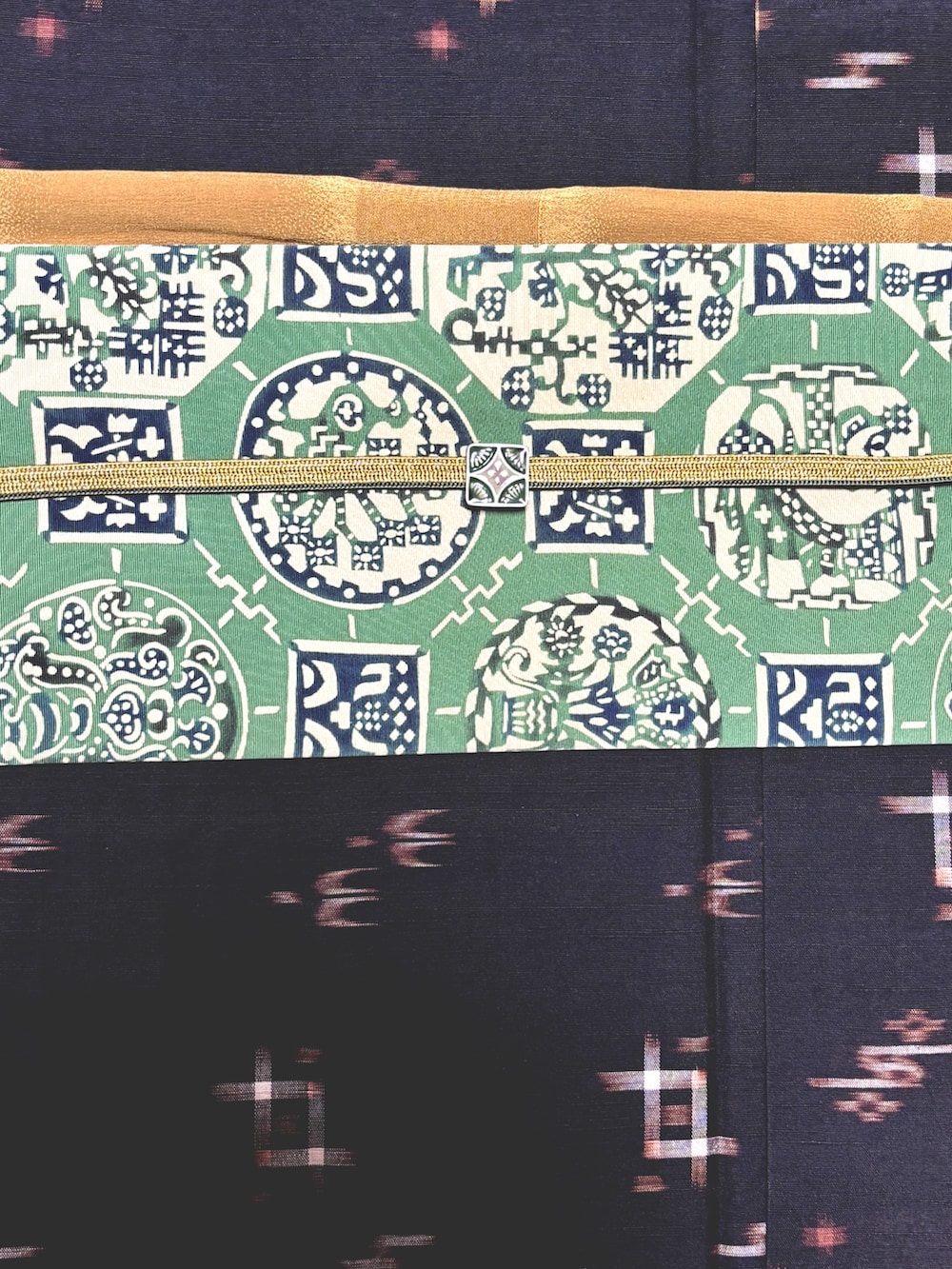 ブラック系の着物を着用したレディースの冬コーディネートの3枚目の写真