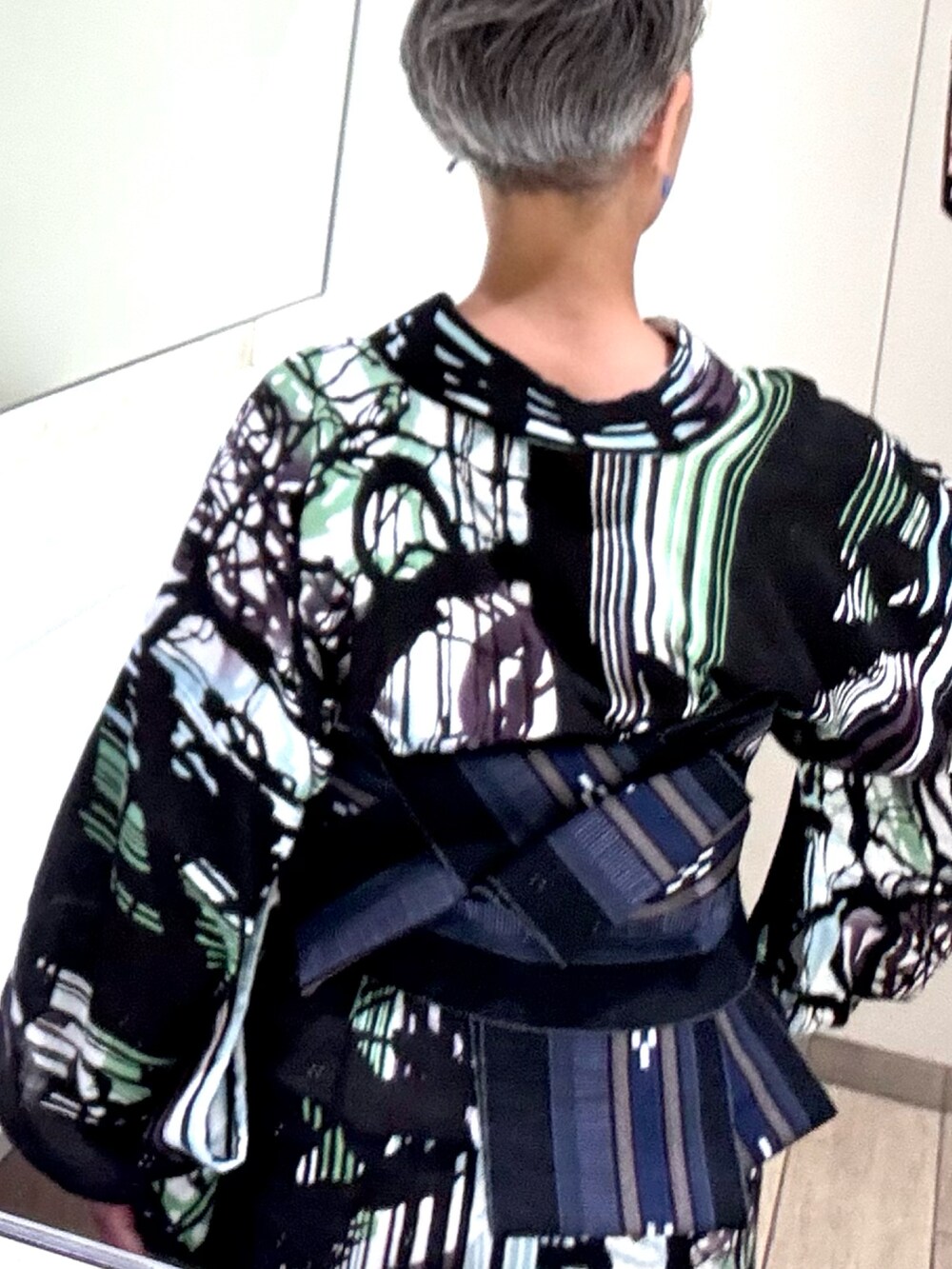 ブラック系の浴衣を着用したレディースの秋コーディネートの2枚目の写真