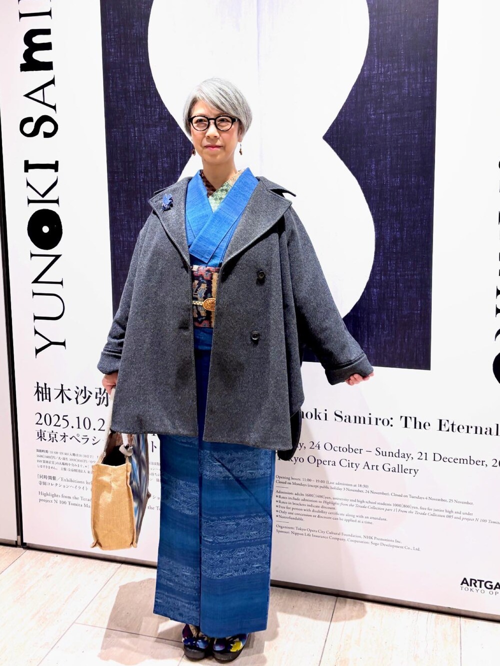 グレー系のジャケット/アウター、ブラウン系のトートバッグを着用したレディースの冬コーディネートの2枚目の写真
