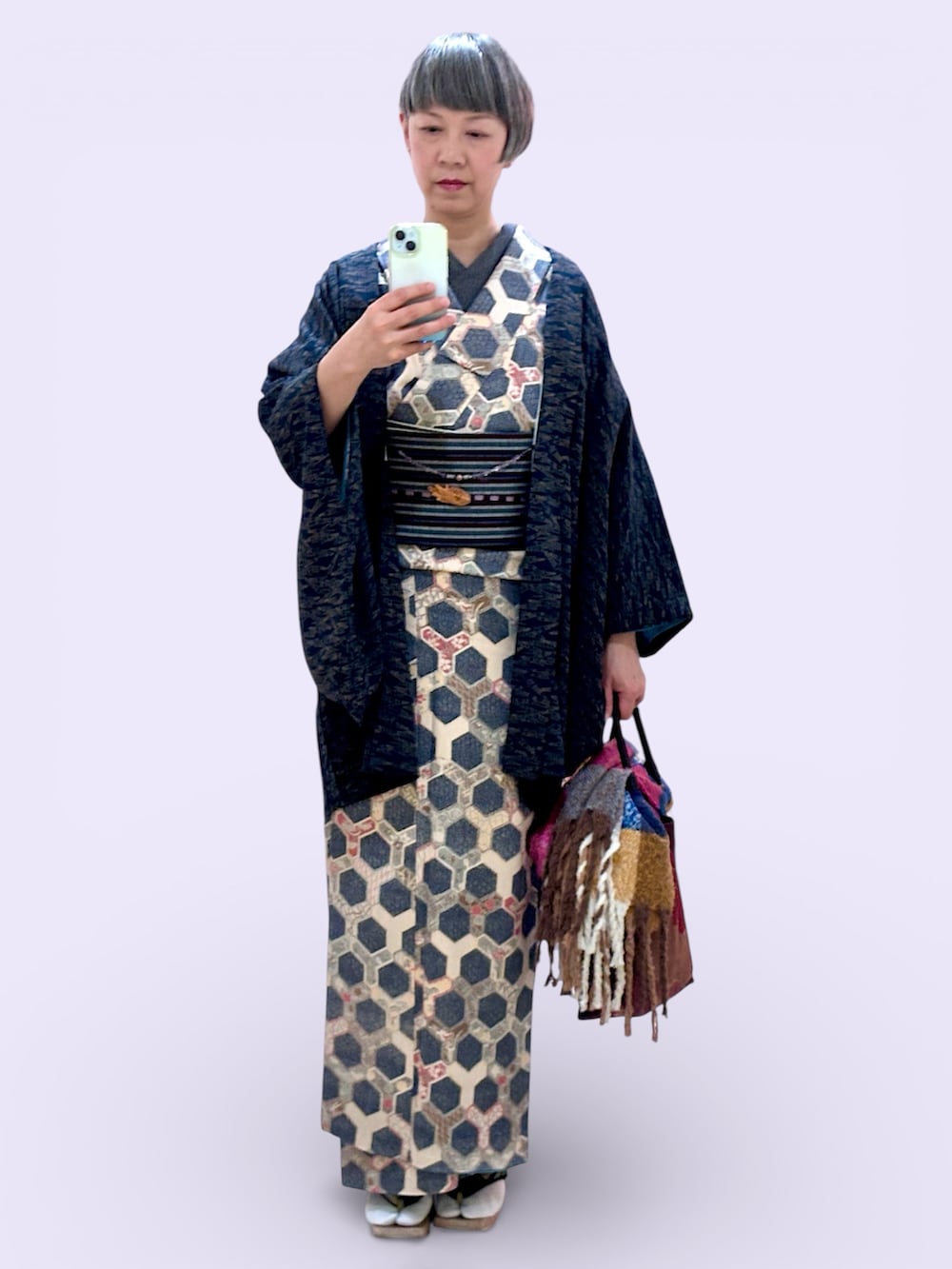 ブルー系の着物を着用したレディースの冬コーディネートの2枚目の写真