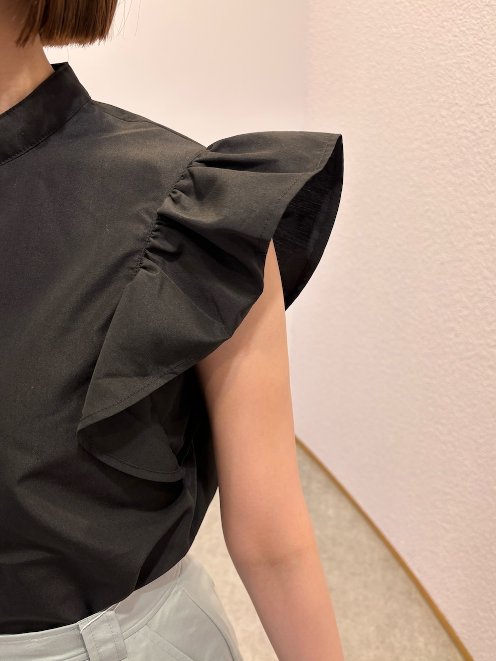 グリーン系のスカート、ブルー系のショルダーバッグ、シルバー系のサンダルを着用したレディースの春コーディネートの9枚目の写真