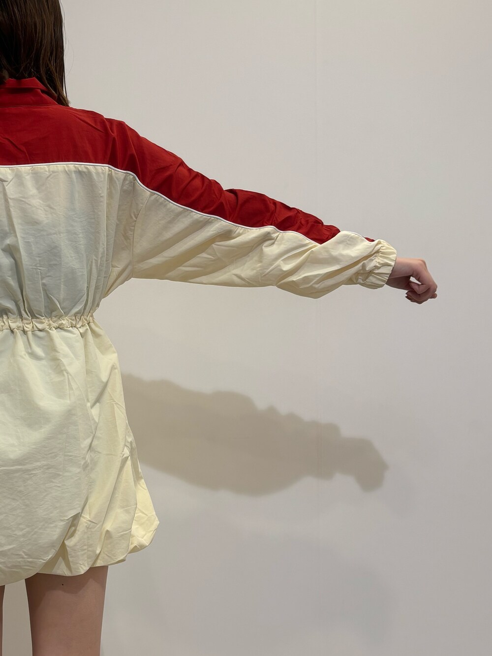 レッド系のワンピース、ブラウン系のブーツ、ブラウン系のボストンバッグを着用したレディースの夏コーディネートの5枚目の写真