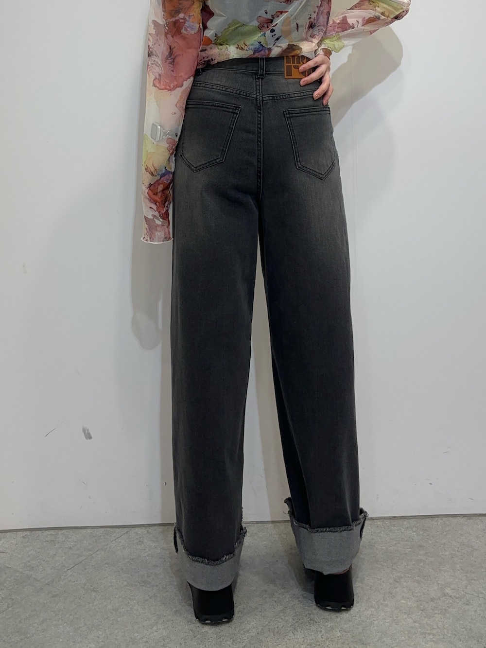 ホワイト系のTシャツ/カットソー、グレー系のデニムパンツ、ブラック系のブーツを着用したレディースの夏コーディネートの4枚目の写真